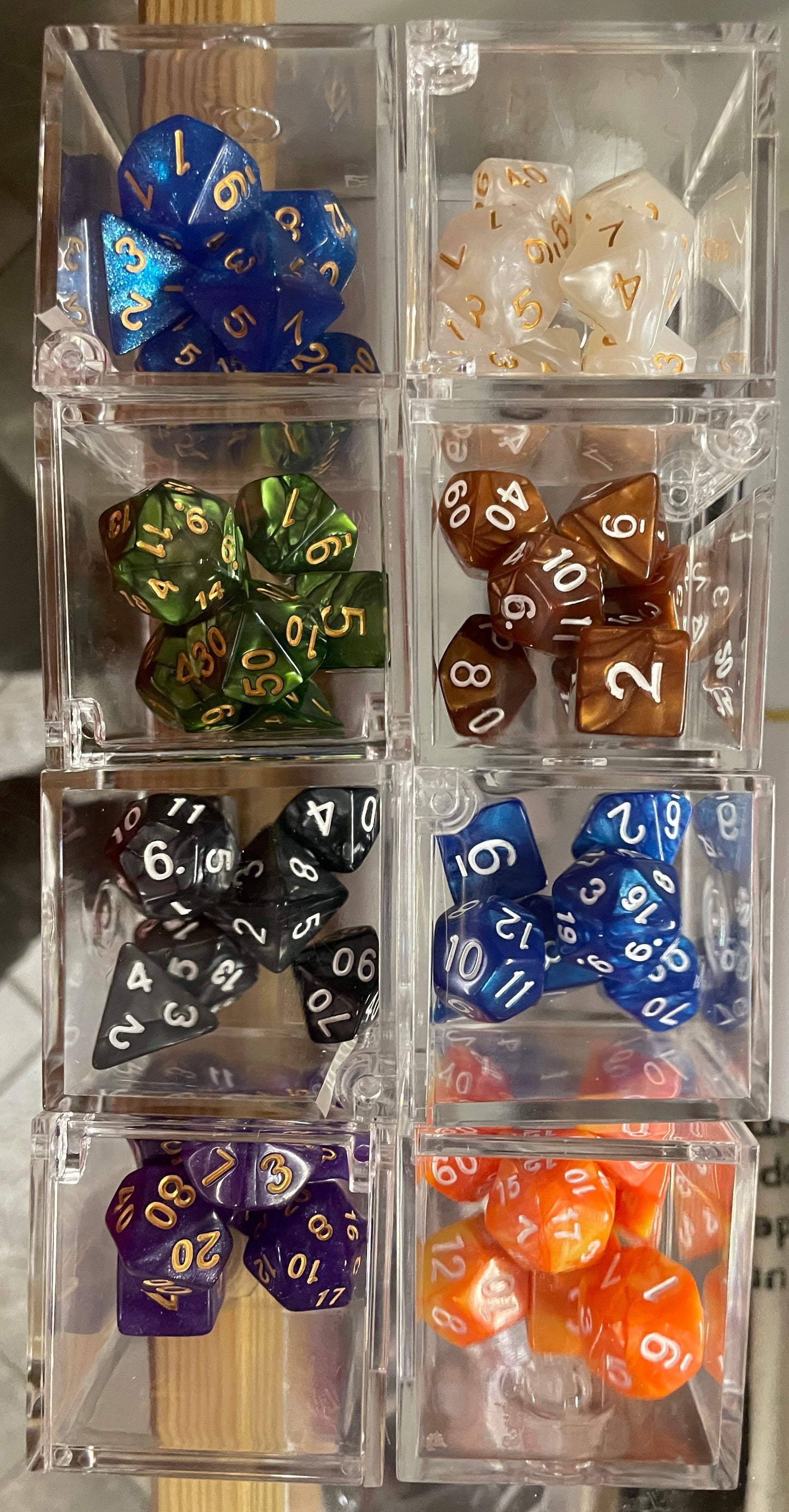 Dadi perlati Polyhedral set colori assortiti in box trasparente