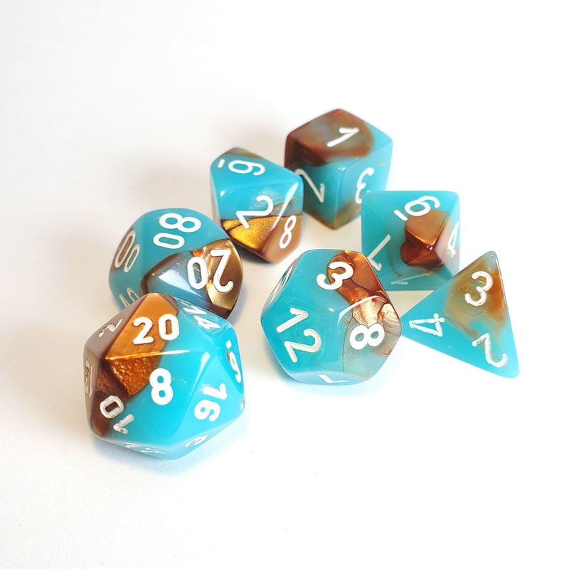 DADI SET -  GEMINI POLYHEDRAL COPPER-TURQUOISE/WHITE 7-DADI SET, CHESSEX, nuvolosofumetti,